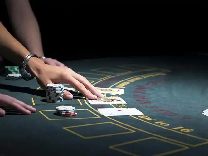 Tampilan layar Fa Cai Shen Deluxe dengan simbol-simbol keberuntungan Tiongkok dan gulungan emas