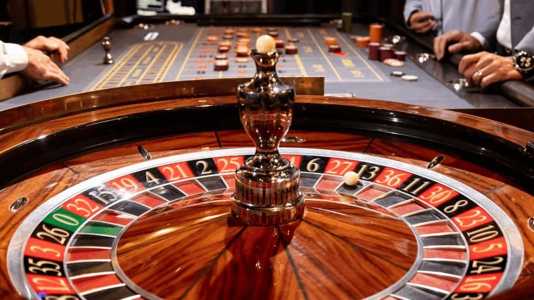 Studio meja langsung Fortune Tiger dengan dealer profesional dan kartu permainan